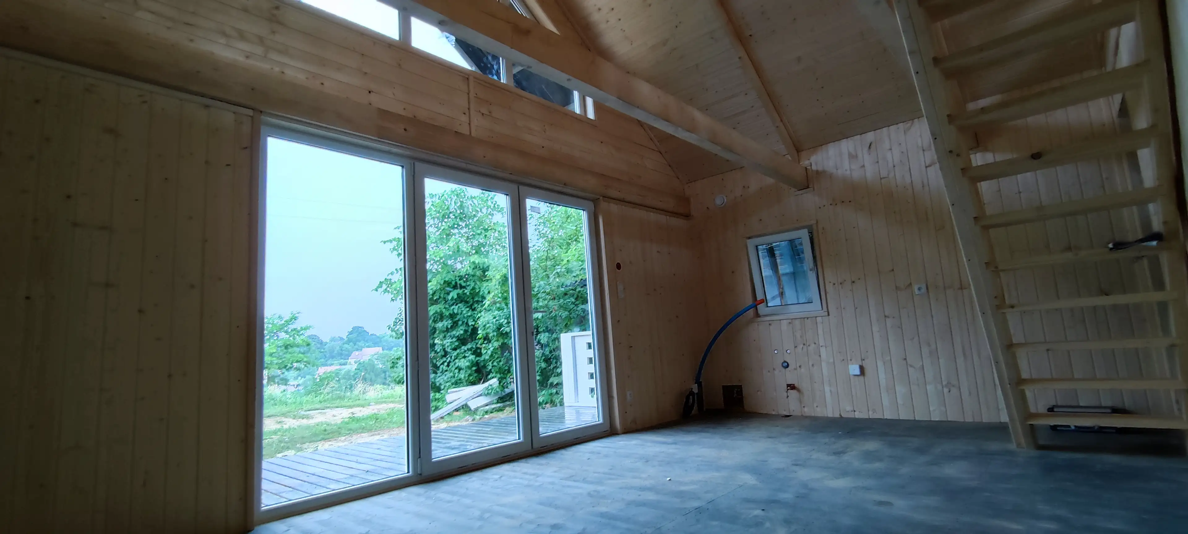 Drewniany domek CRA6 z efektownym tarasem – komfort na 35 m²