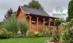 Mieszko I, drewniany domek letniskowy z tarasem, przestronny