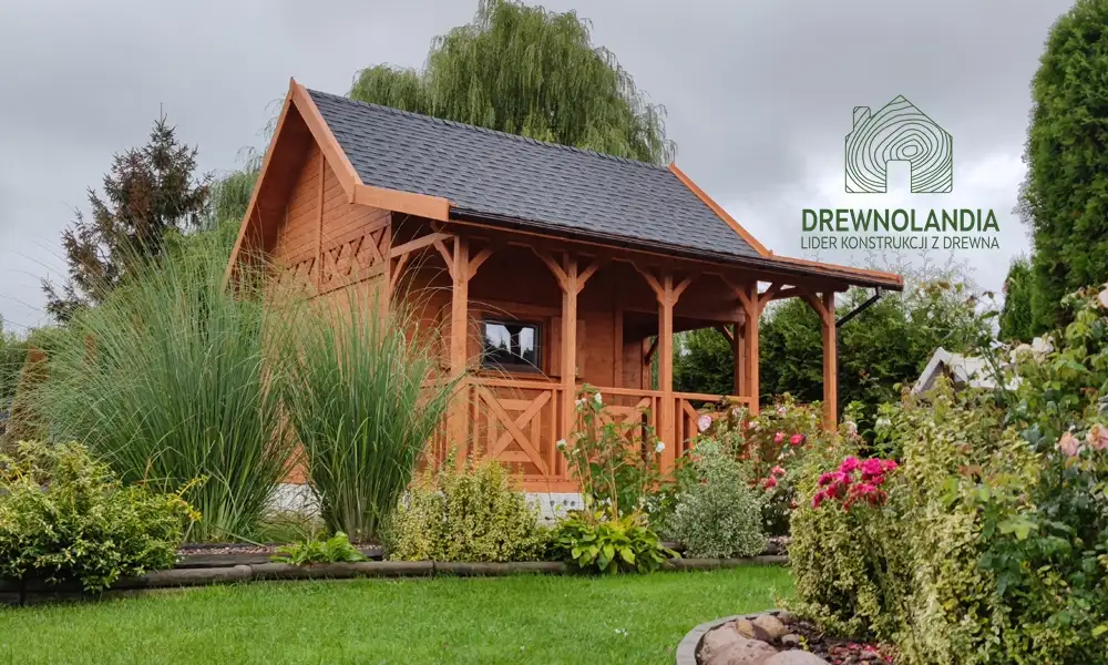 Mieszko I, drewniany domek letniskowy z tarasem, przestronny