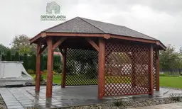 Drewniana owalna wiata ogrodowa Monika, o wymiarach 3,5x5,5 m, wykonana przez Drewnolandię