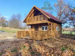 Drewniany domek Igor z balkonem, Drewnolandia, funkcjonalny i stylowy