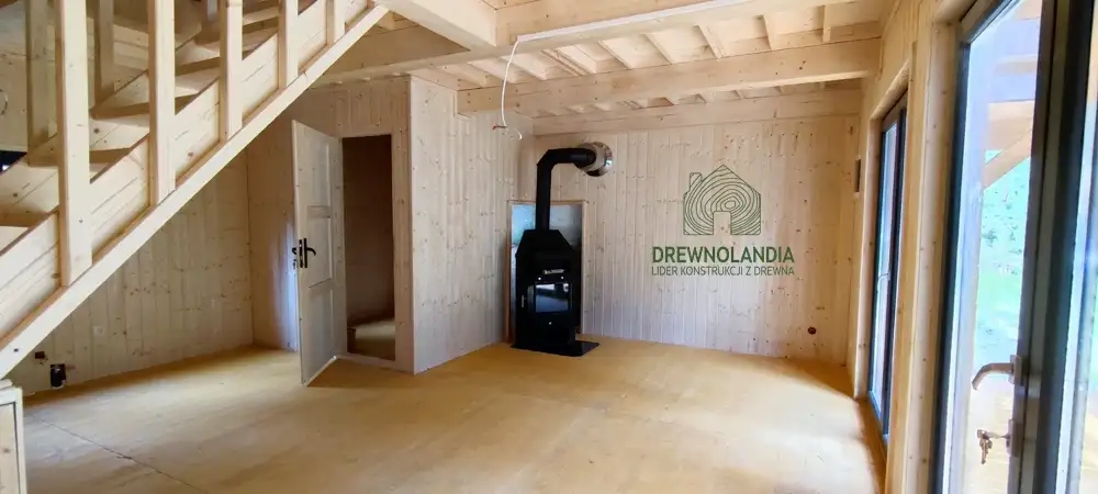 Wnętrze drewnianego domku Leon – nowoczesny design w konstrukcji o powierzchni 35m²
