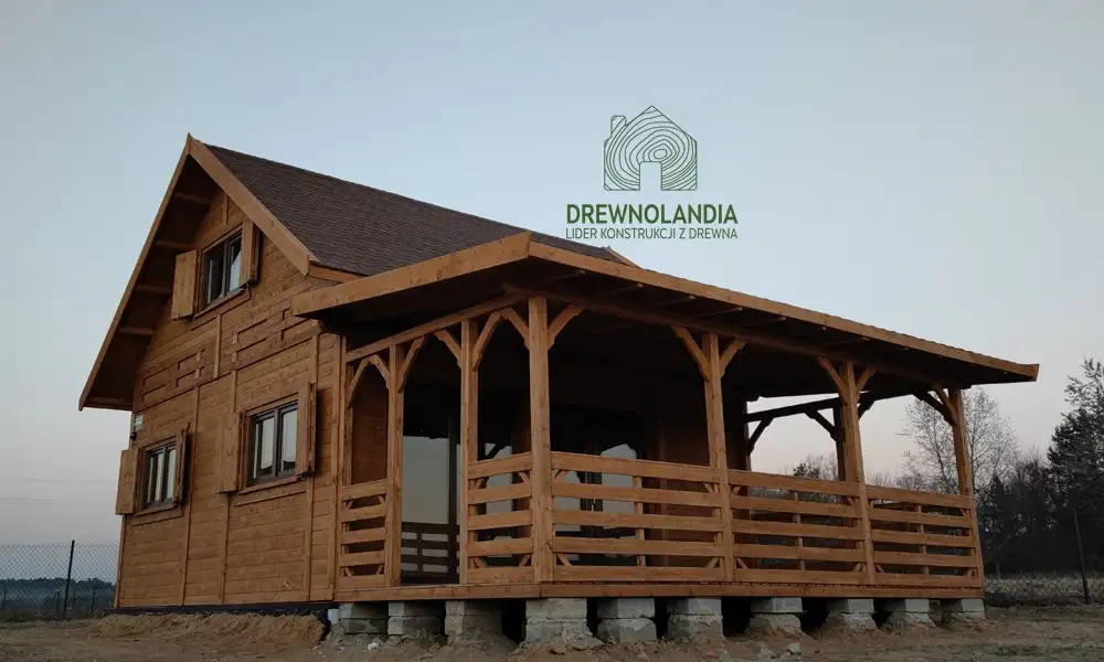 Widok domku letniskowego Albert 7x5m z tarasem – idealny na działkę rekreacyjną