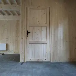 CRA13 - Elewacja frontowa domku drewnianego, idealny na działkę rekreacyjną, 35 m²