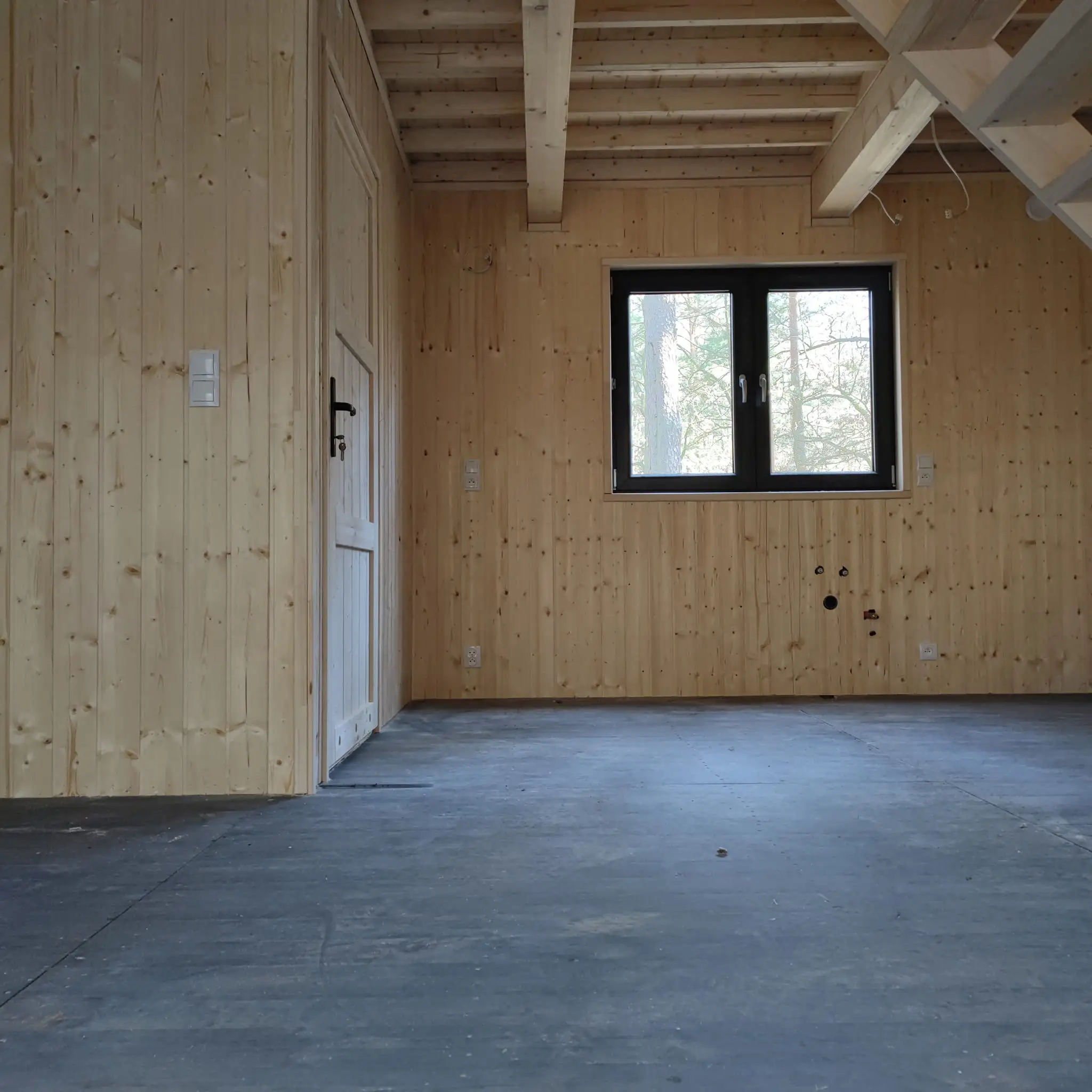 CRA13 - Widok przestrzeni tarasowej w drewnianym domku całorocznym, 35 m²