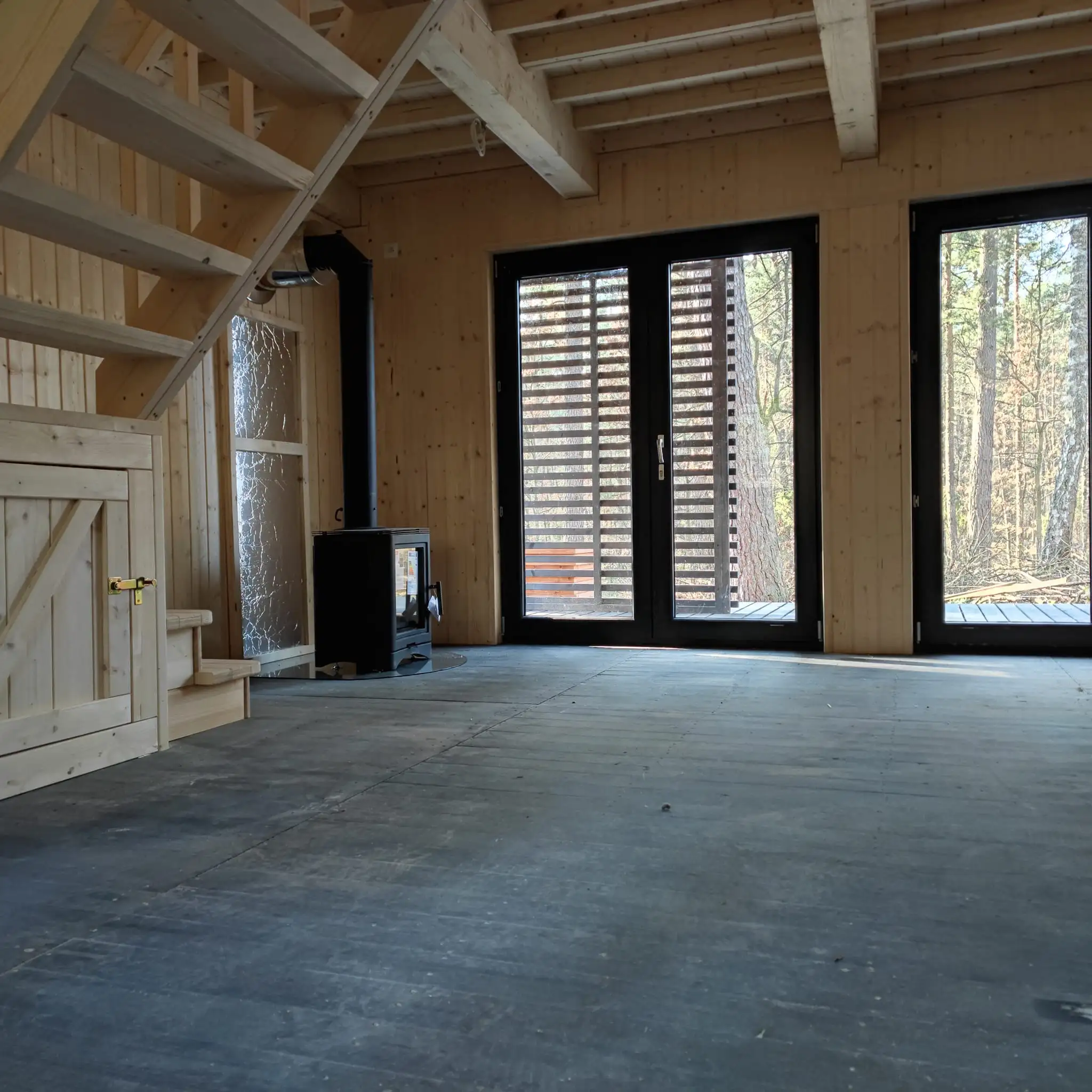 CRA13 - Drewniany domek rekreacyjny z przestrzenią użytkową, idealny na działkę