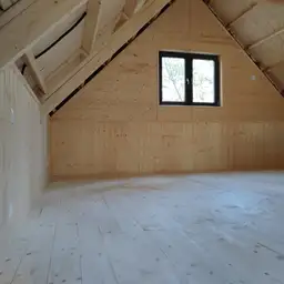 CRA13 - Drewniany domek rekreacyjny z przestrzenią ogrodową, widok boczny, 35 m²