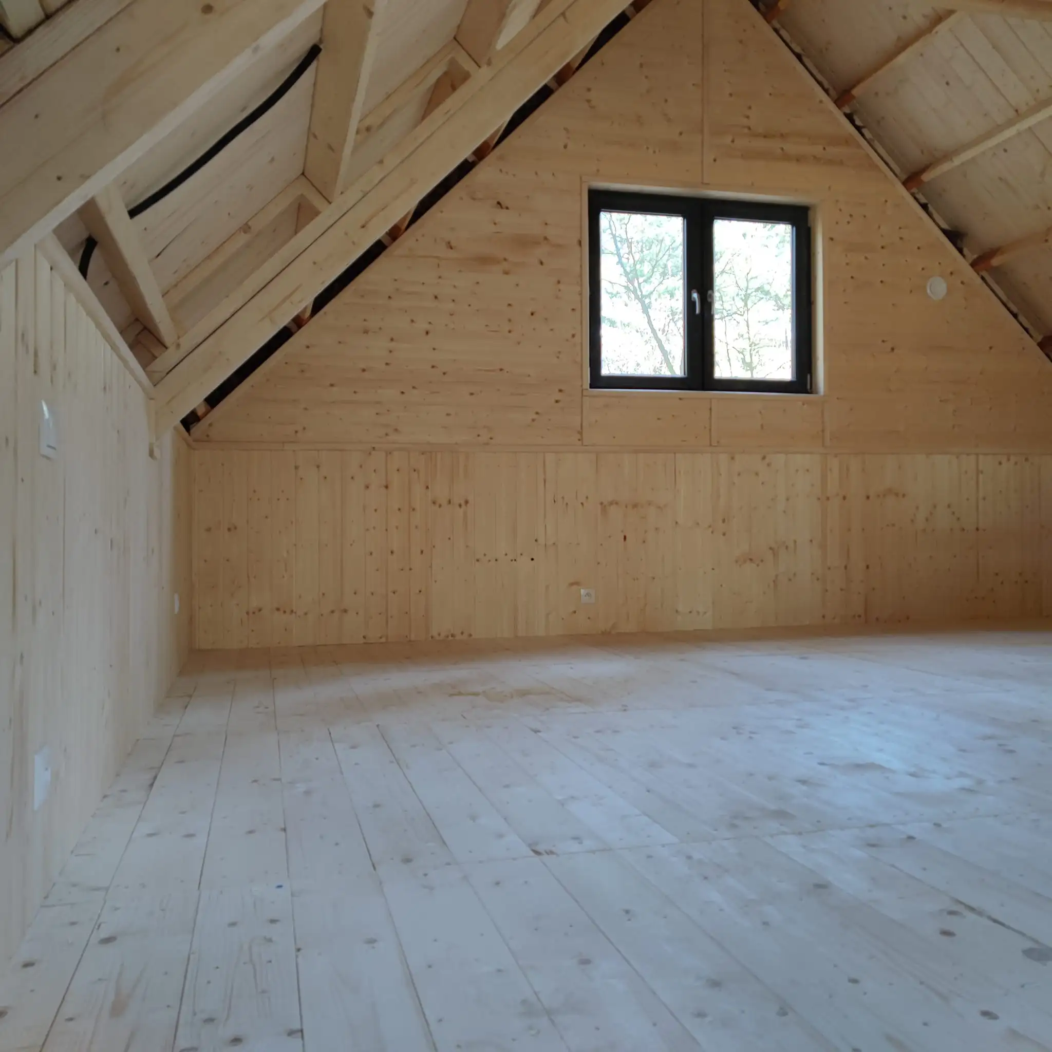 CRA13 - Drewniany domek rekreacyjny z przestrzenią ogrodową, widok boczny, 35 m²