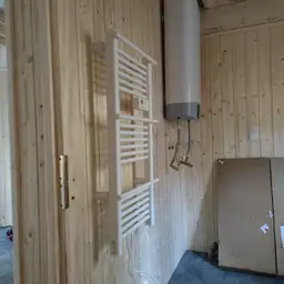 CRA13 - Stylowy domek rekreacyjny z drewna, widok detali wnętrza