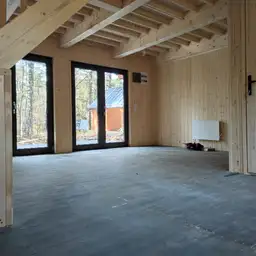 CRA13 - Widok detali elewacji i przestrzeni użytkowej domku rekreacyjnego, 35 m²