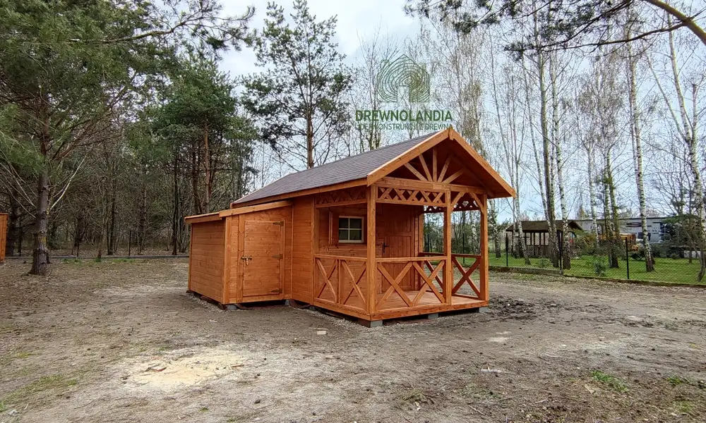 Drewnolandia - domek Jędrzej z drewna, z tarasem