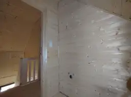 Frontowy widok domku CRP11 z dużym wejściem i estetycznym tarasem