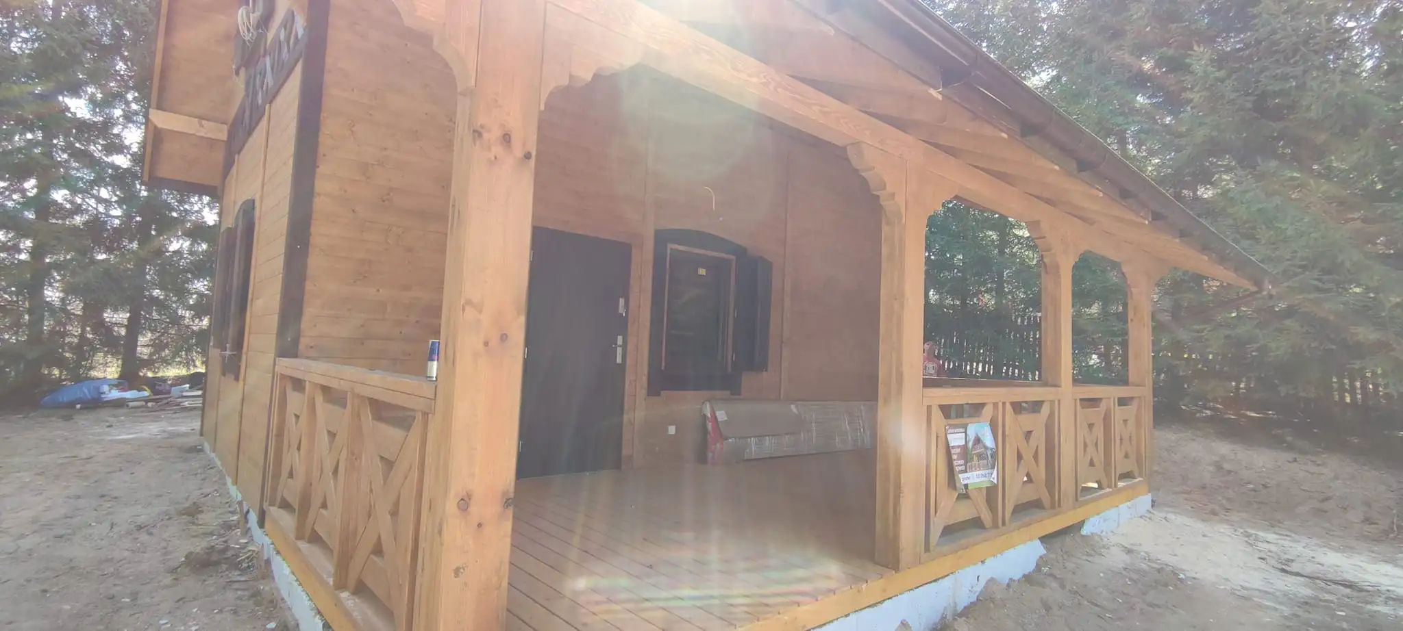 Widok boczny domku CRP11, eksponujący duże okna i estetyczne detale