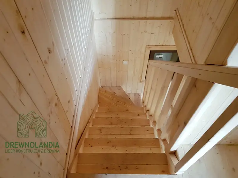 Schody wewnętrzne w domku całorocznym CRP5, 35 m²