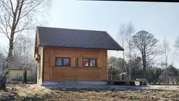 Domek CRK6 – drewniany domek z dużym oknem