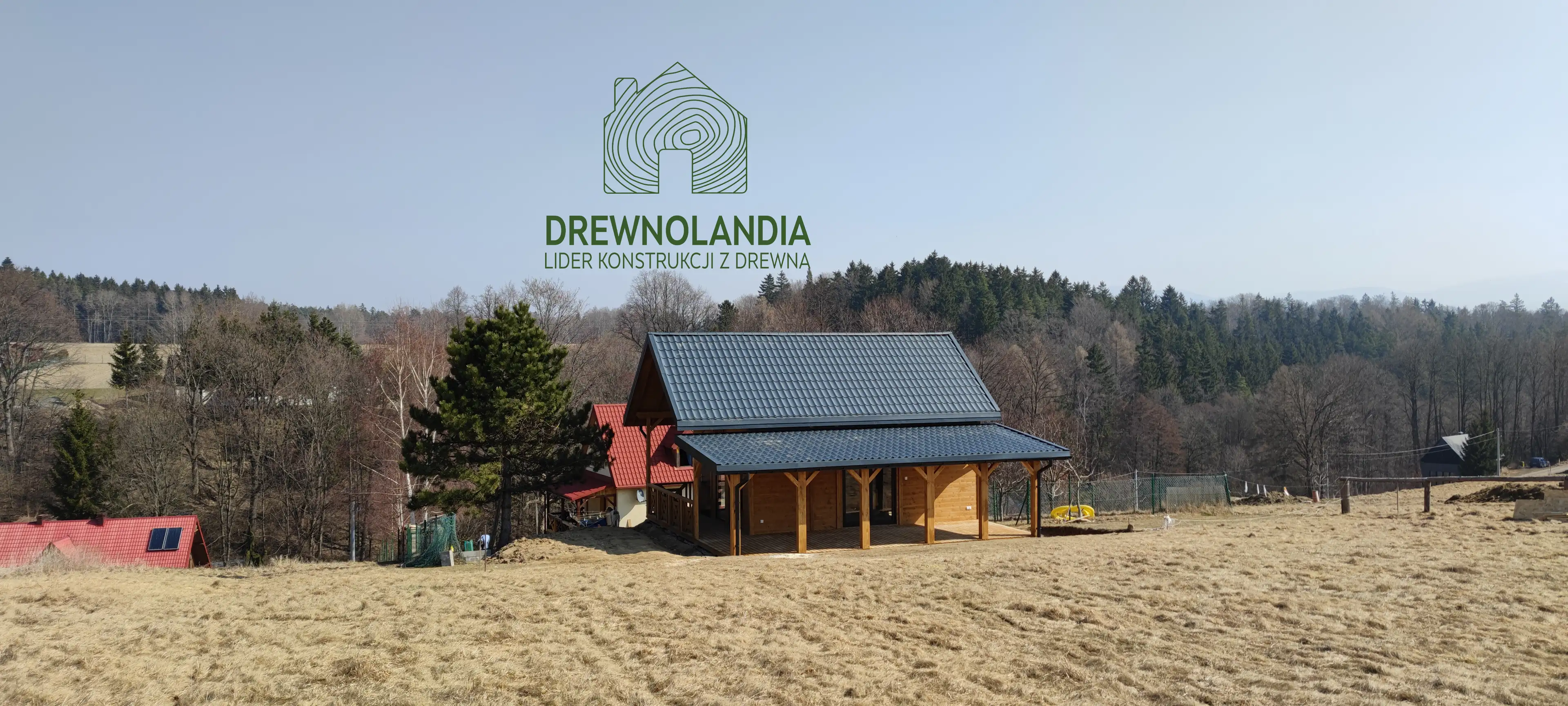 Domek CRK7 – przestronny taras z widokiem na ogród