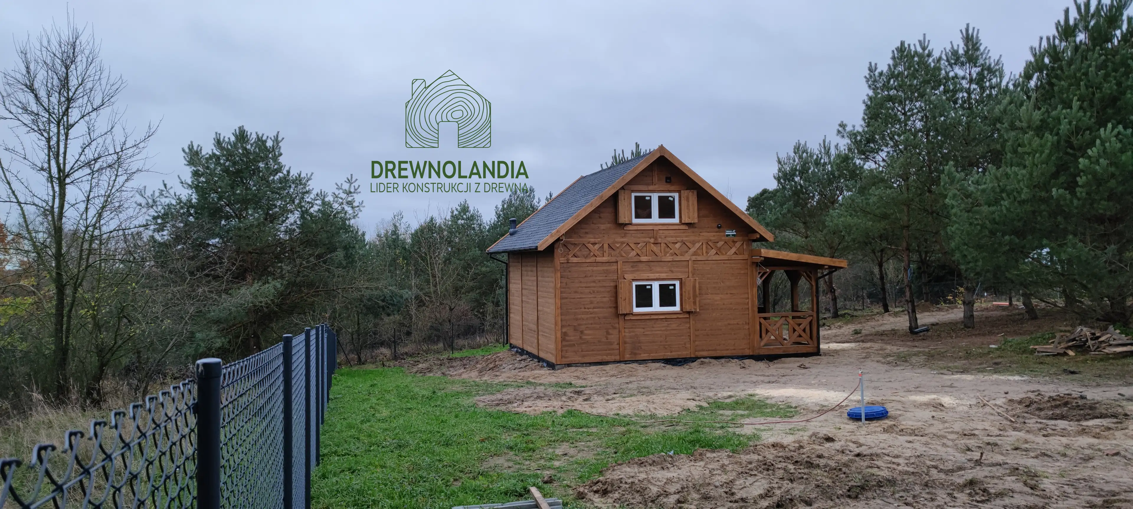 Domek CRK8 – wnętrze domku rekreacyjnego z dużą przestrzenią