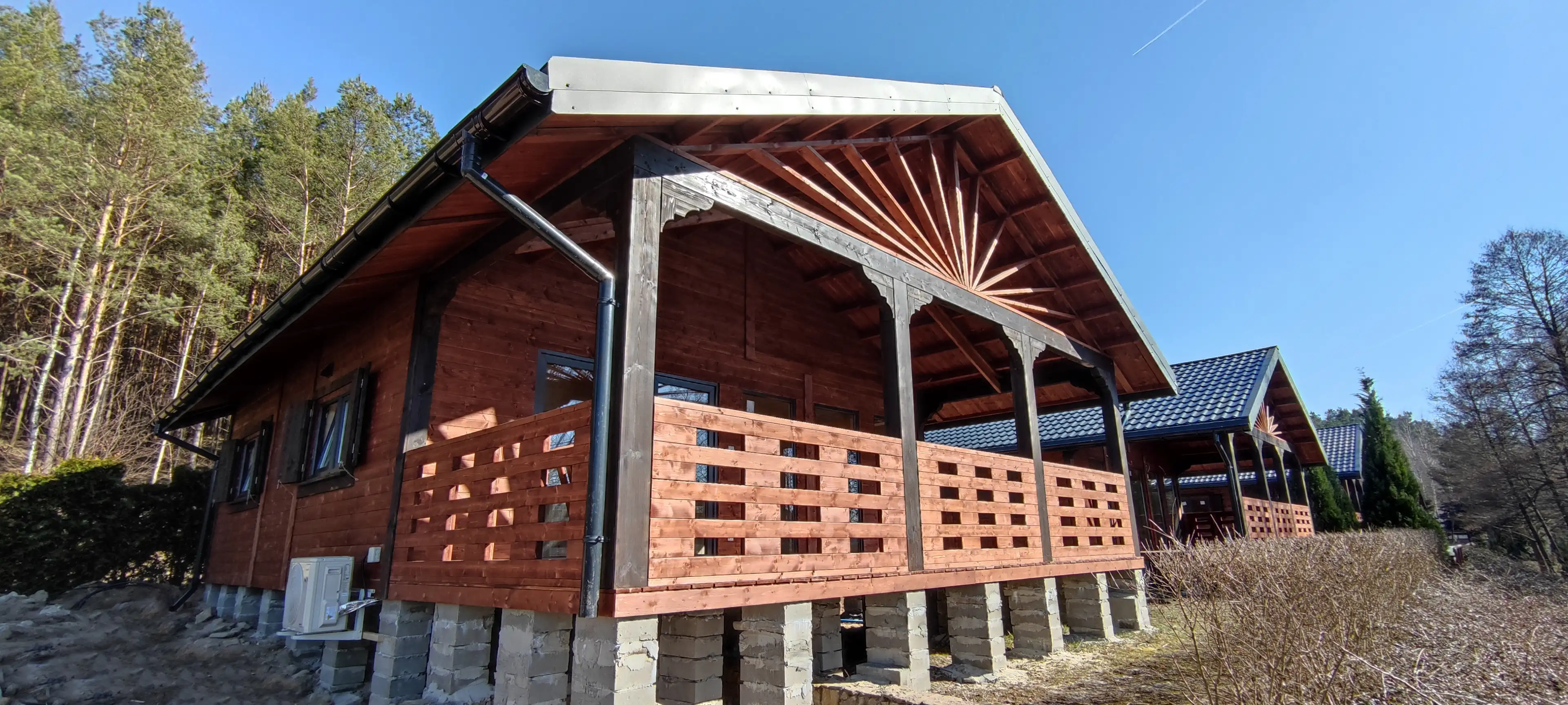 Domek CRK13 – drewniany projekt z tarasem idealnym na każdą działkę