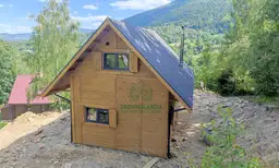 Całoroczny domek CRK10 – widok na elewację z antresolą