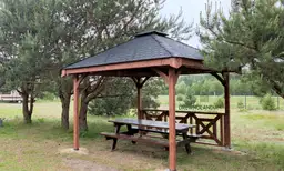 Drewniana, kwadratowa altanka Jowita – minimalistyczny projekt