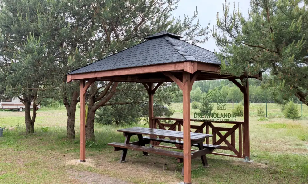 Drewniana, kwadratowa altanka Jowita – minimalistyczny projekt