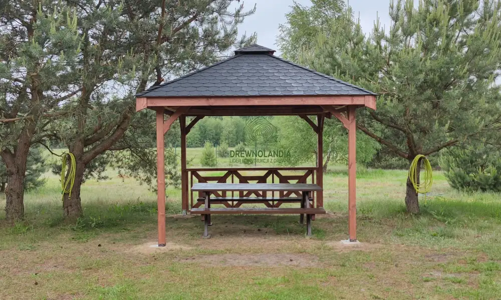Jowita – altanka ogrodowa 3x3 z drewna – elegancki dach i słupy