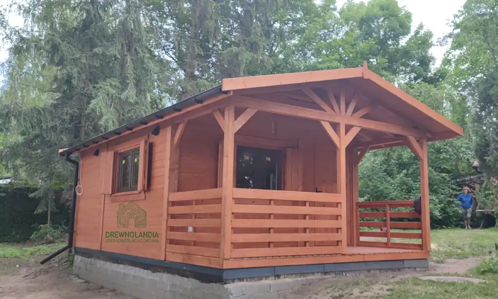 Drewniany domek letniskowy Aleksander, z tarasem