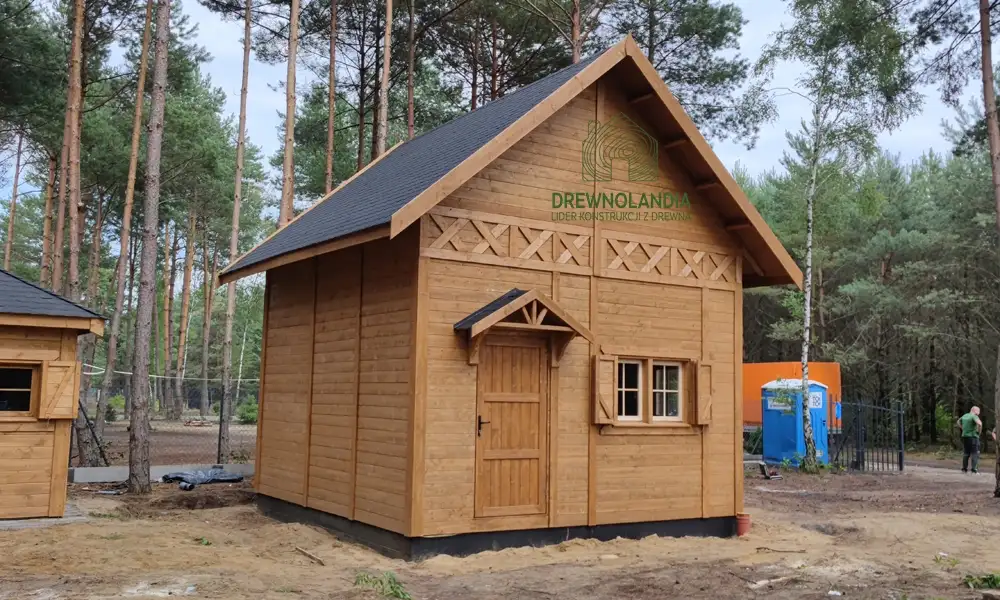 Drewniany domek z oknami PCV – Wiktor V, praktyczny wybór dla letnich wypoczynków