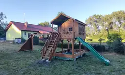 Domek Lolek - zjeżdżalnia i huśtawka, solidny plac zabaw w ogrodzie