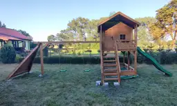 Drewniany plac zabaw z domek Lolek, ze zjeżdżalnią i przestrzenią do zabawy