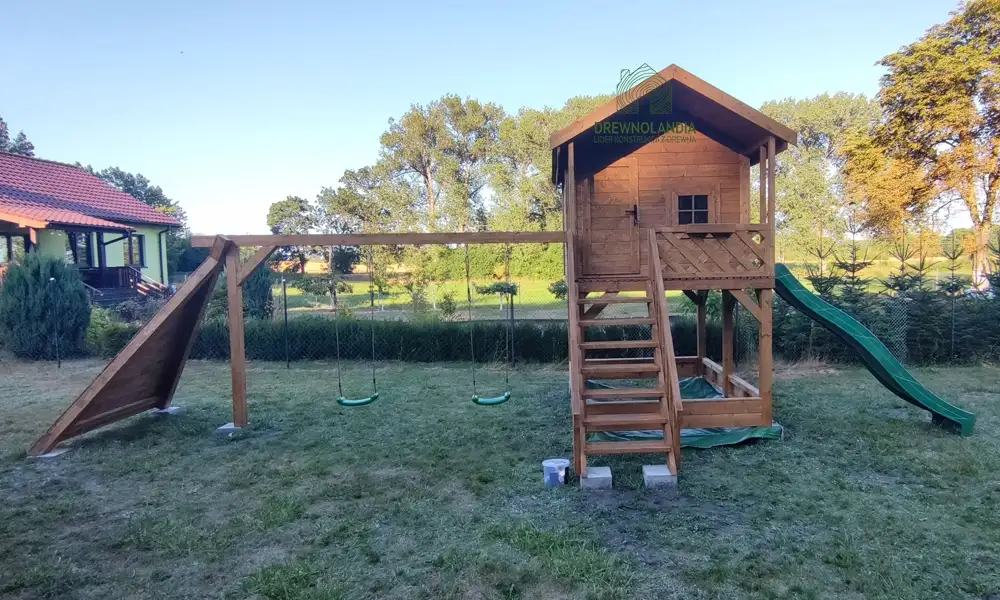 Drewniany plac zabaw z domek Lolek, ze zjeżdżalnią i przestrzenią do zabawy