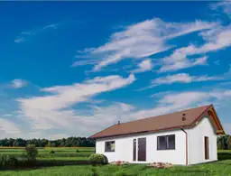 CRK1 PREMIUM – banner promocyjny przedstawiający nowoczesny drewniany dom całoroczny o powierzchni 70 m²