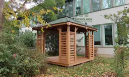 Kwadratowa altana Roksana drewniana – idealna na działkę