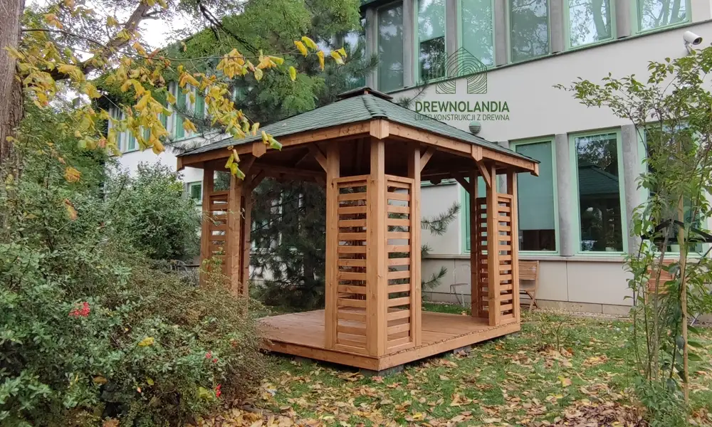 Kwadratowa altana Roksana drewniana – idealna na działkę