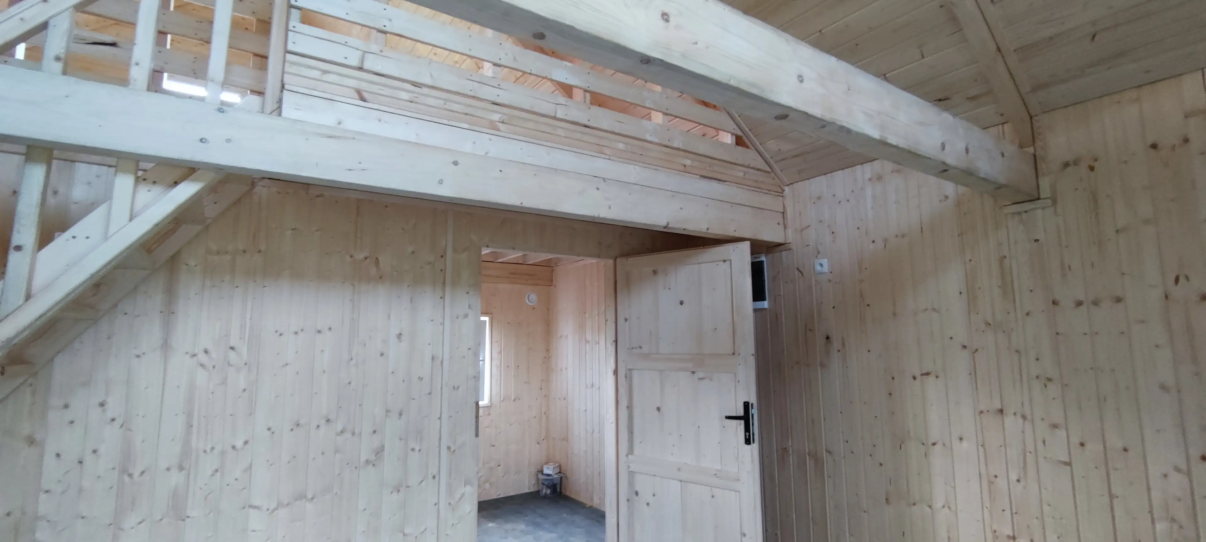 CRA6 PREMIUM – widok na drewniany domek całoroczny z dużymi przeszkleniami i nowoczesnym designem