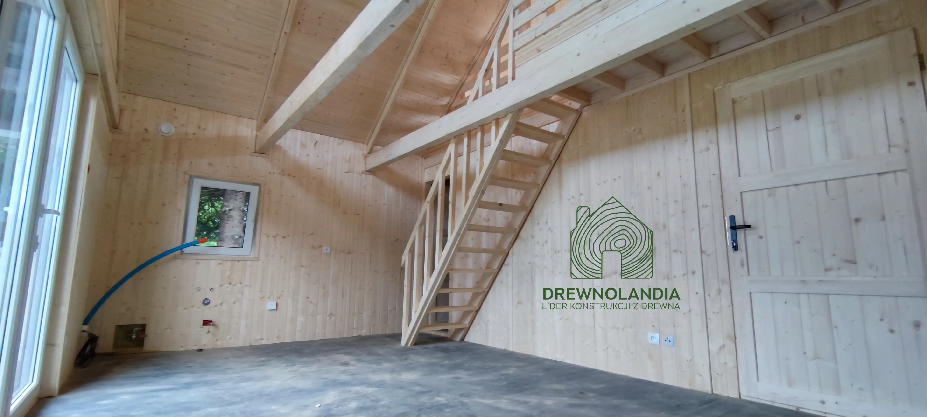 CRA6 PREMIUM – nowoczesny projekt drewnianego domu całorocznego z przeszkleniami