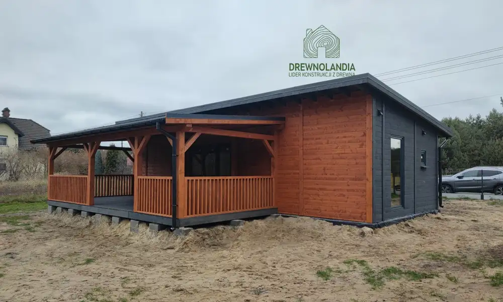 Drewnolandia – całoroczny domek drewniany CRA5 z tarasem i antresolą