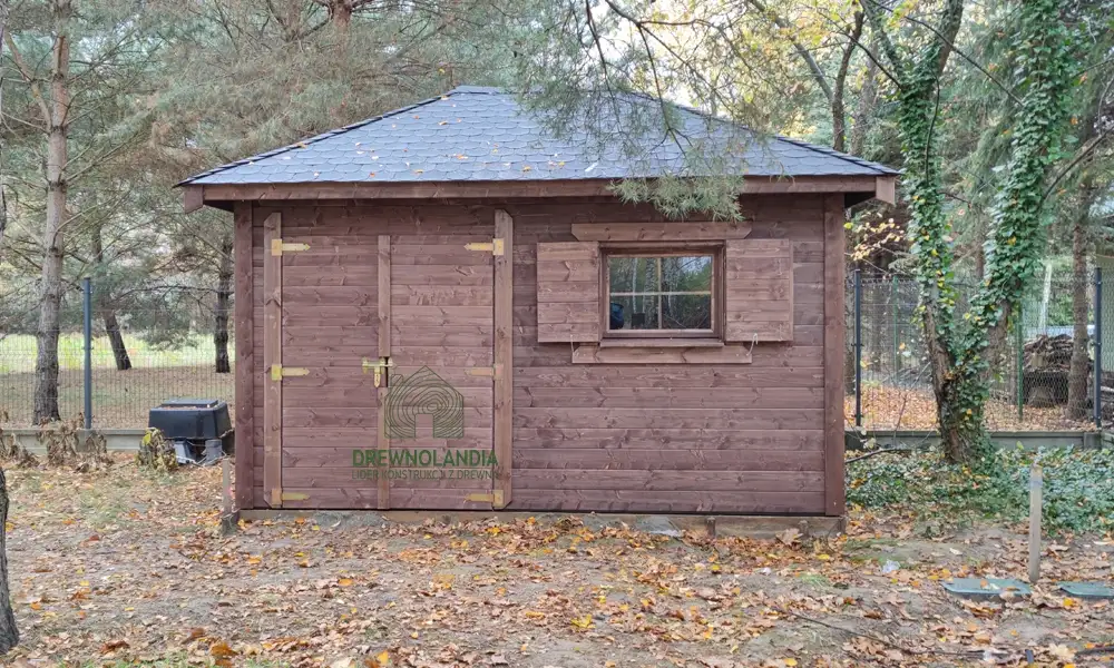 Drewniana szopka na narzędzia Jerzy, konstrukcja o wymiarach 4x3 m