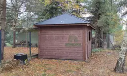 Schowek ogrodowy drewniany Jerzy, praktyczne rozwiązanie do przechowywania narzędzi