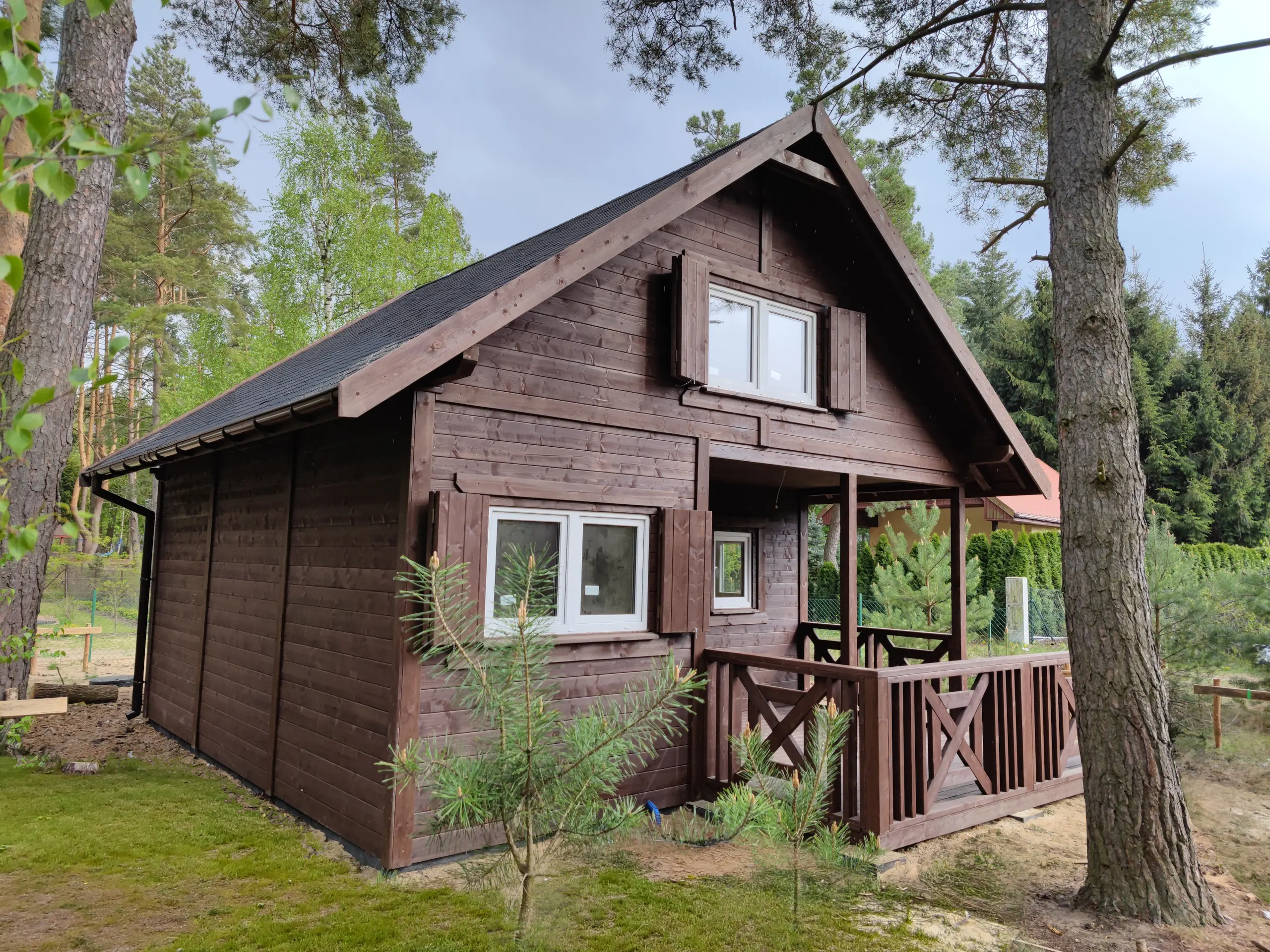 Fabian IV – widok na frontowy drewniany domek letniskowy z przestronną antresolą