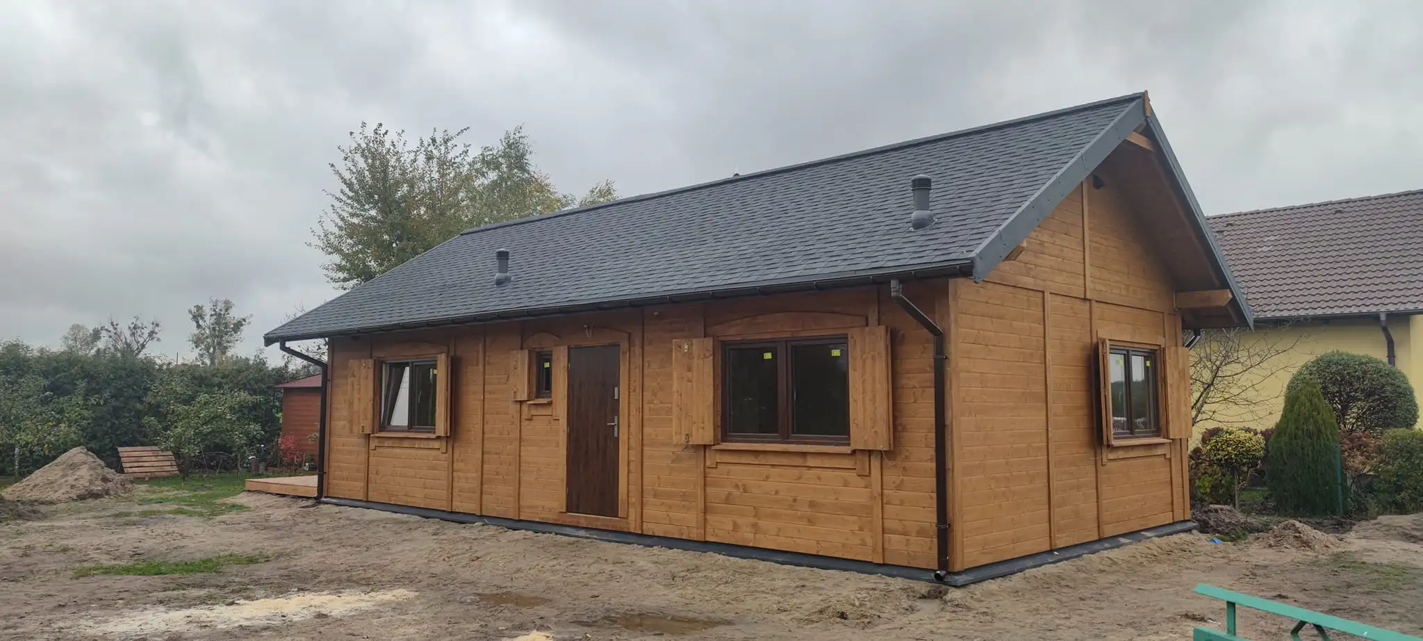 Szczegółowy widok boczny domu Kazimierz – eleganckie i funkcjonalne wykończenie