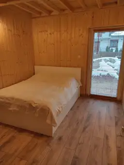 Wnętrze domu CRK17 – przestronna kuchnia z widokiem na salon