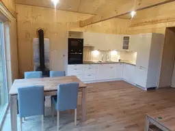 Drewniany dom CRK17 – jasne i przestronne wnętrze salonu