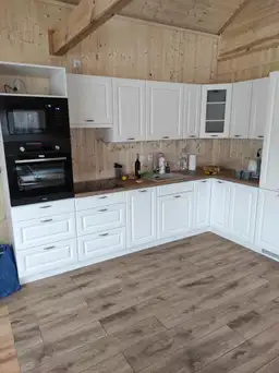 Widok na jadalnię w domu CRK17 – ciepła drewniana estetyka