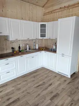 Wnętrze domu CRK17 – drewniany wystrój z przestrzenią do odpoczynku