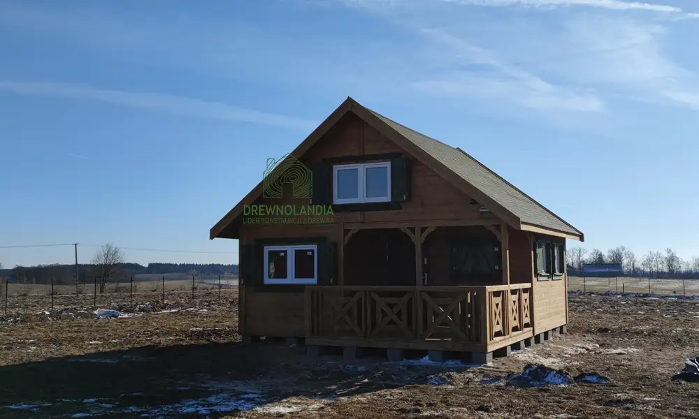 Fabian IV – drewniany domek letniskowy z antresolą, budowany bez pozwolenia, o powierzchni 35 m²