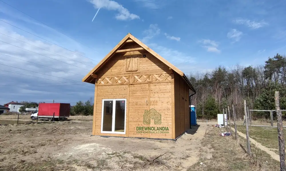 Domek drewniany CRA8 – nowoczesny projekt całoroczny