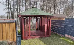 Kwadratowa altanka drewniana Zofia – idealna do ogrodu