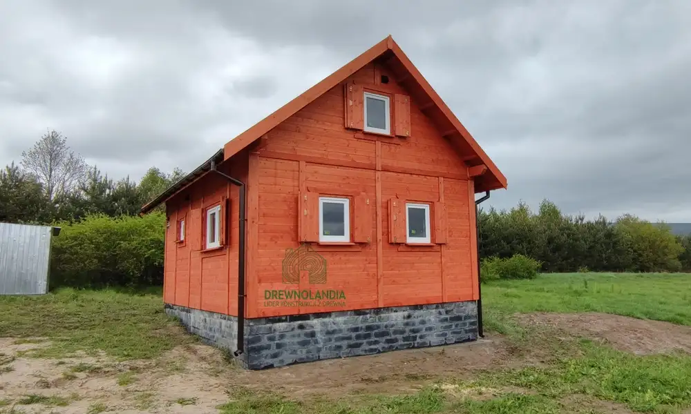 Domek drewniany CRA8 – nowoczesna konstrukcja z antresolą