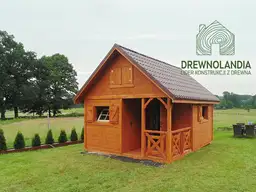 pomaranczowy domek letniskowy stojący na trawie